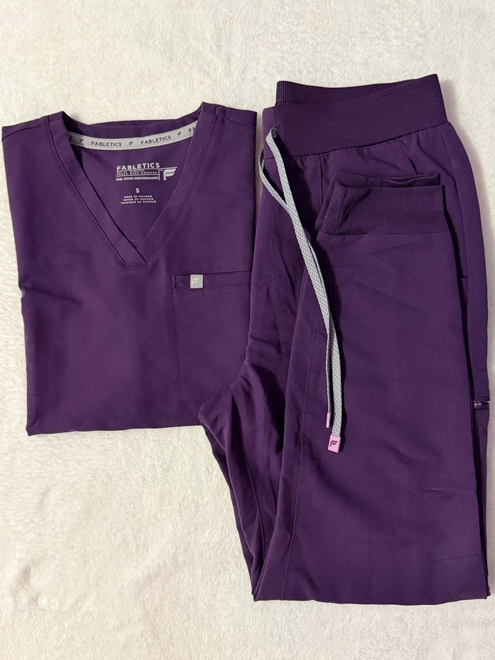 Fabletics scrubs set in color Açaí